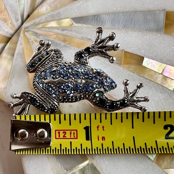 Vintage!! 1928 Silver Tone Blue, Green Rhinestone Frog Brooch Pin - Picture 4 of 5